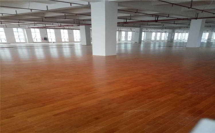 學校木地板籃球場造價是的多少？