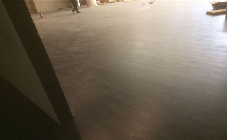 風雨操場木地板變色