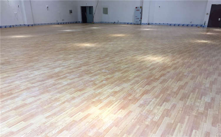 歐氏20厚籃球館木地板造價(jià)是的多少？