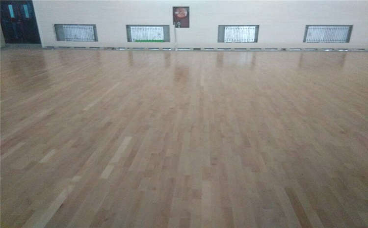 歐氏學校羽毛球館木地板一般多少錢？